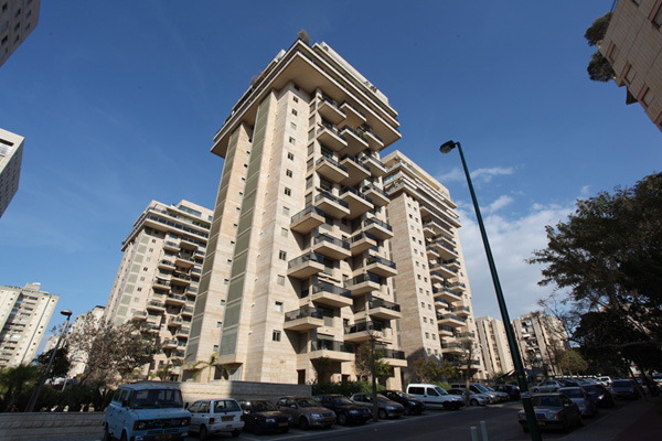 Aviv gimel_HP
